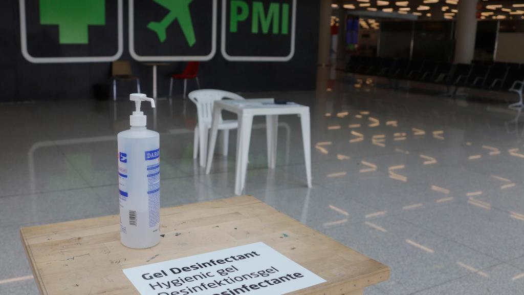 Gel hidroalcohólico en el aeropuerto de Palma.