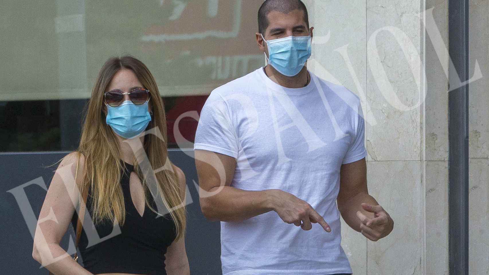 Julián Contreras Jr junto a su nueva novia.