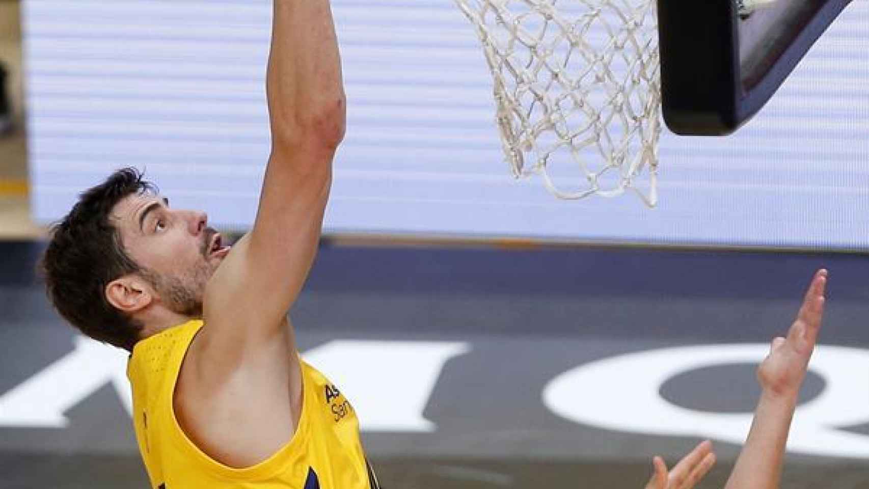 Canasta de Ante Tomic durante el Retabet Bilbao Basket - Barcelona de la ACB