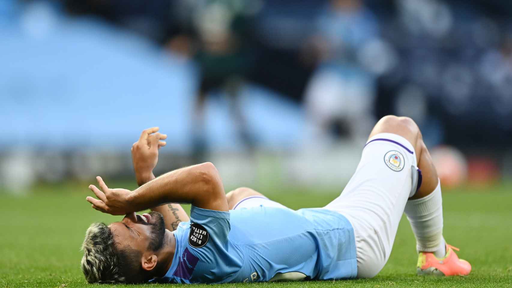 Sergio 'Kun' Agüero se duele sobre el césped tras caer lesionado en el Manchester City - Burnley