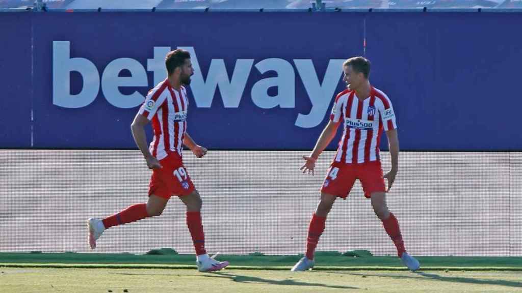 Diego Costa y Marcos Llorente celebran el gol del Atlético de Madrid ante el Levante
