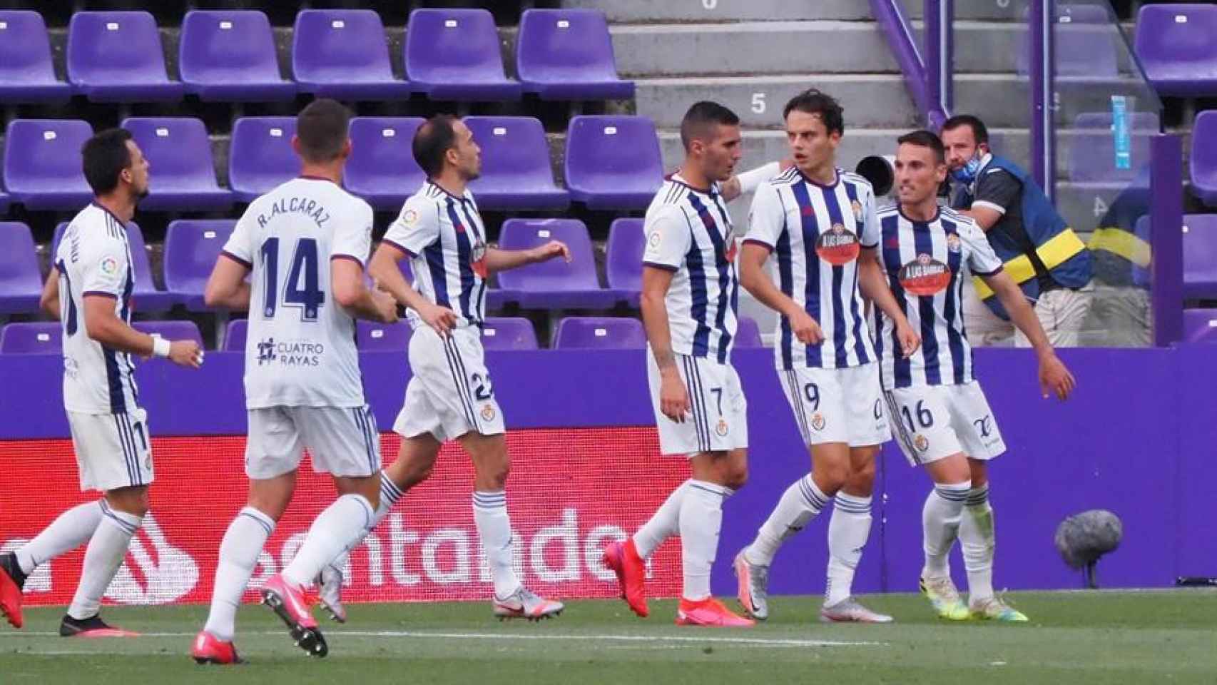 Piña de los jugadores del Valladolid para celebrar el gol de Ünal