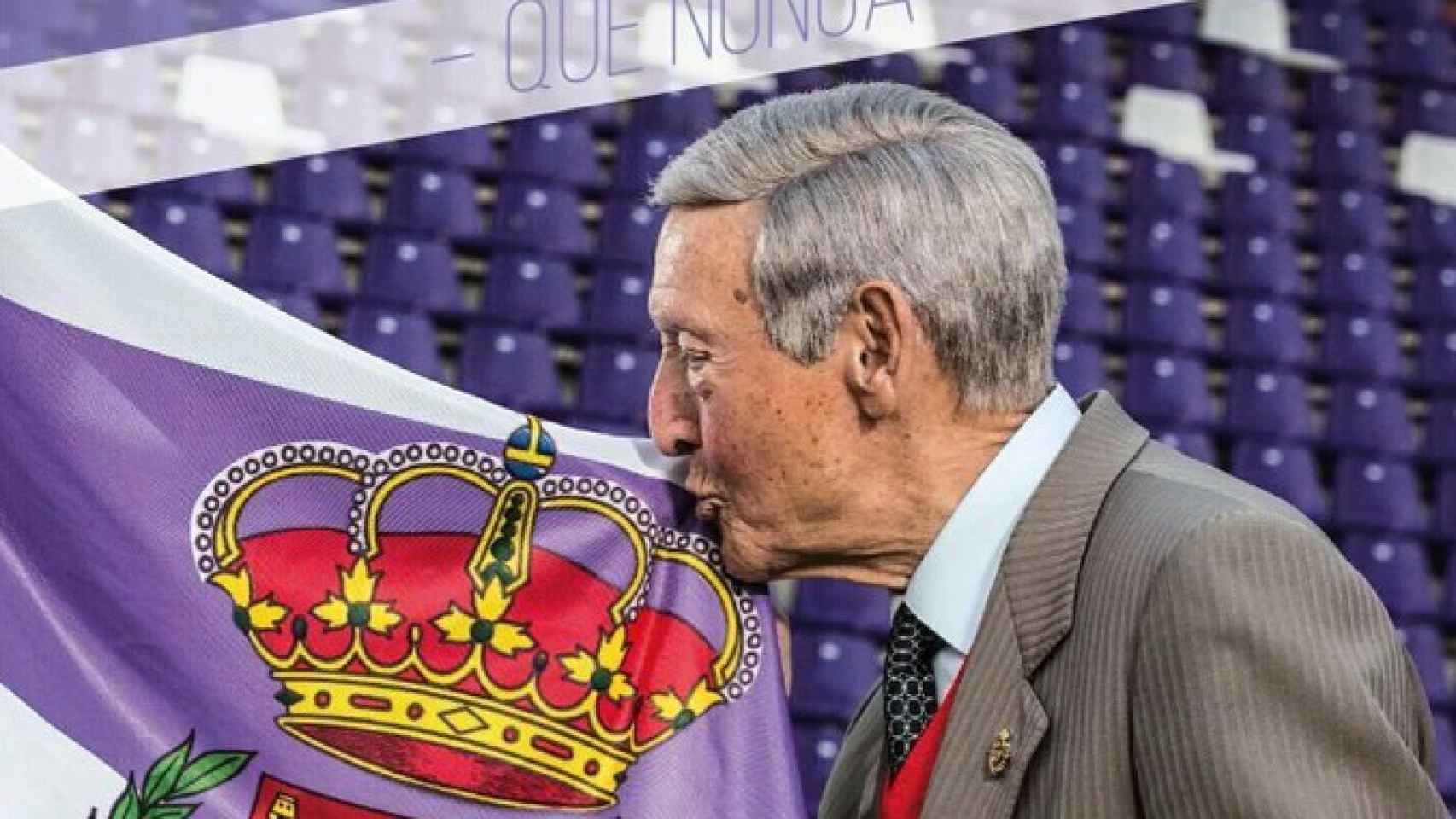 Gonzalo Alonso de Paz, el expresidente del Valladolid besando la bandera del club