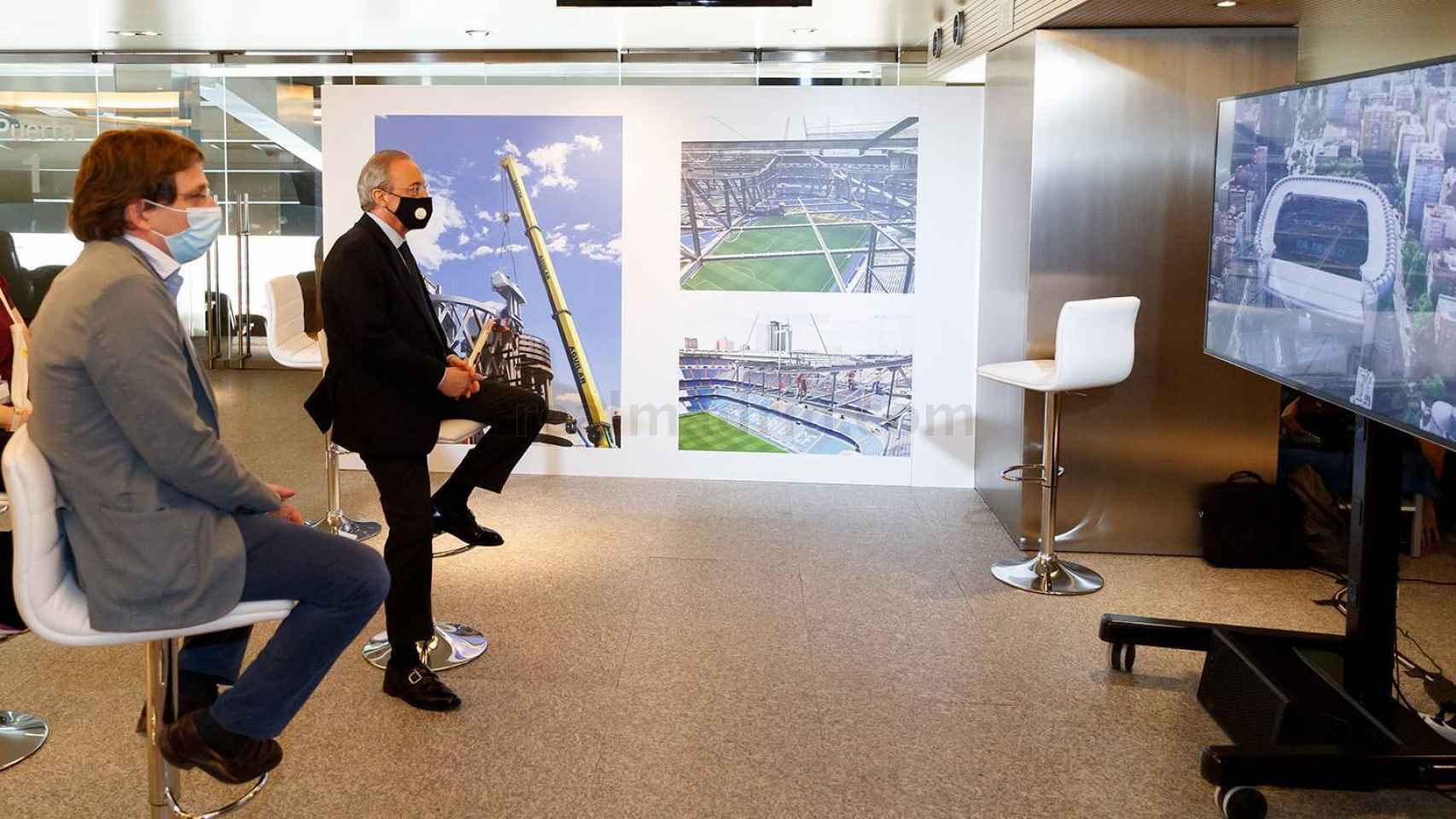 Florentino Pérez y Martínez Almeida ven un vídeo de las obras del Santiago Bernabéu