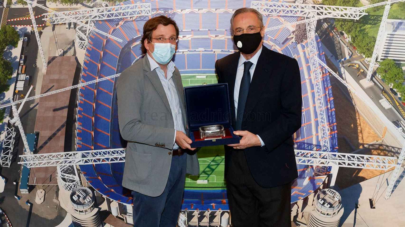 Florentino Pérez hace entrega de una réplica del Santiago Bernabéu a Martínez Almeida