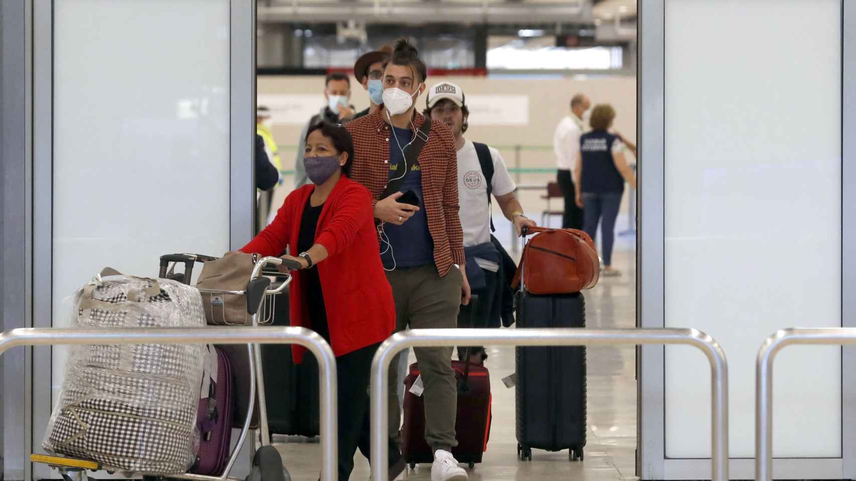 Pasajeros llegan al aeropuerto de Barajas de Madrid.