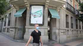 Un hombre pasa junto a la entrada de la tienda Tiffany de la calle José Ortega y Gasset, 10 de Madrid.