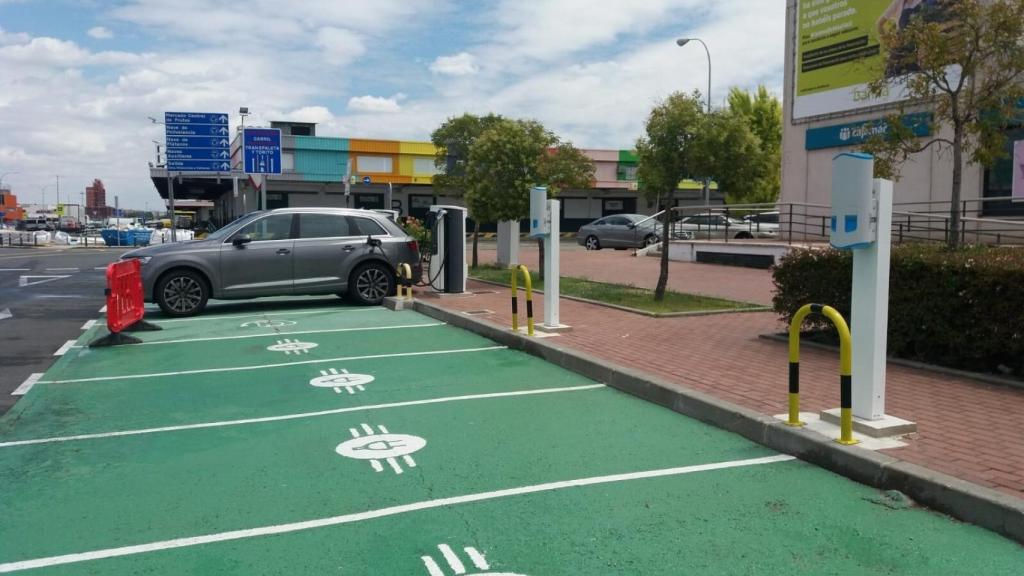 Punto de recarga del coche eléctrico en Mercamadrid.