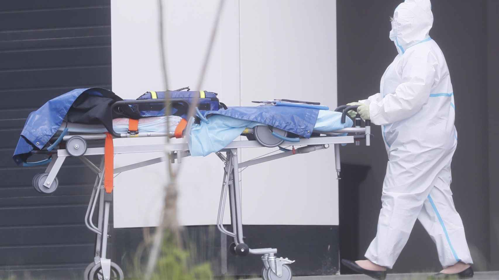 Un trabajador sanitario con una camilla vacía en un hospital de Moscú
