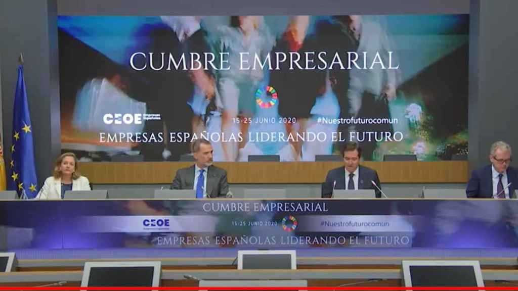 El rey Felipe VI, junto con la vicepresidenta económica, Nadia Calviño, el presidente de CEOE, Antonio Garamendi, y el presidente de Inditex, Pablo Isla.