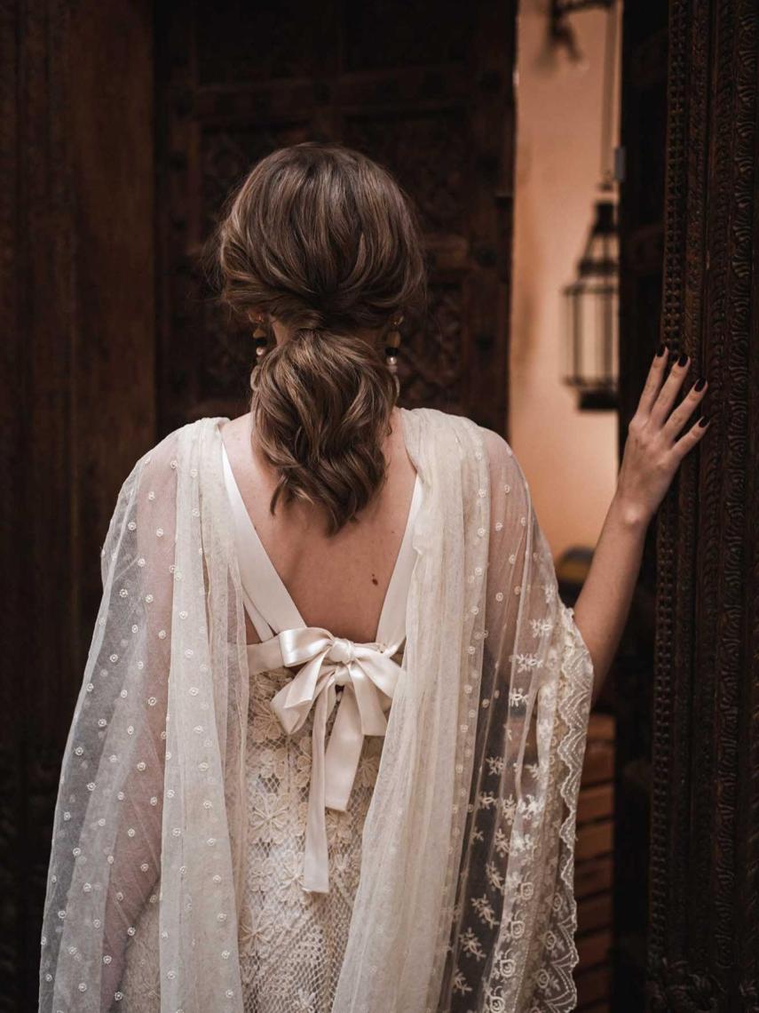 Lazos, mantillas de plumeti o transparencias pueden transformar tu vestido nupcial.