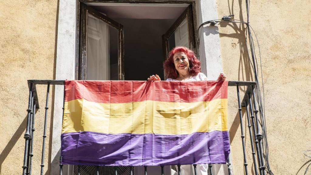 Lidia Falcón en el balcón de su casa, desde donde cuelga una bandera republicana.