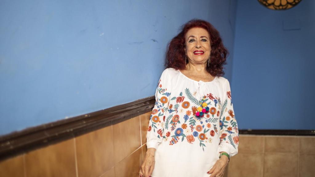 Lidia Falcón, en las escaleras de su bloque.