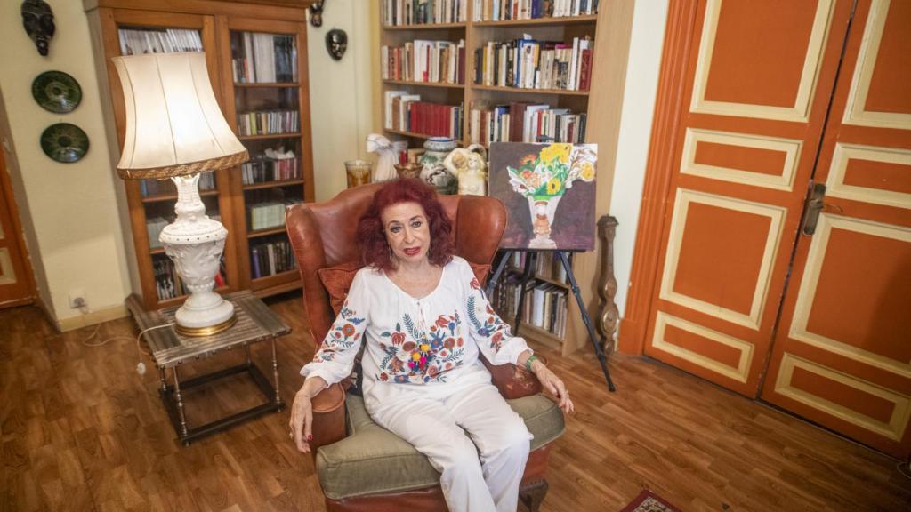 Lidia Falcón conversa con EL ESPAÑOL en el salón de su casa.