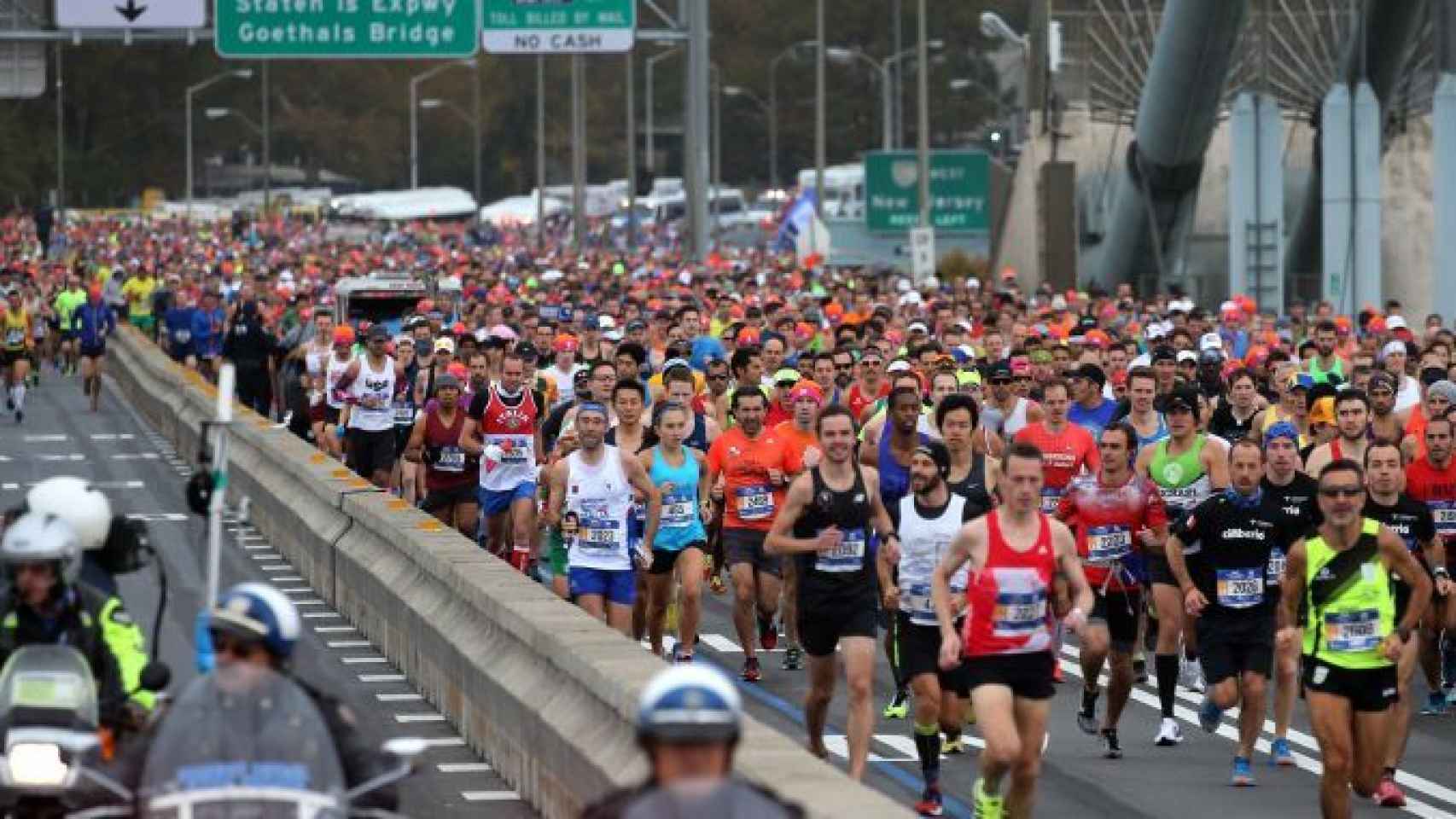 Los corredores iniciando los 42 kilómetros de la Maratón de Nueva York
