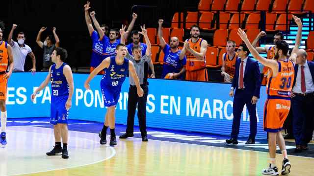 Valencia Basket celebra una canasta ante San Pablo Burgos