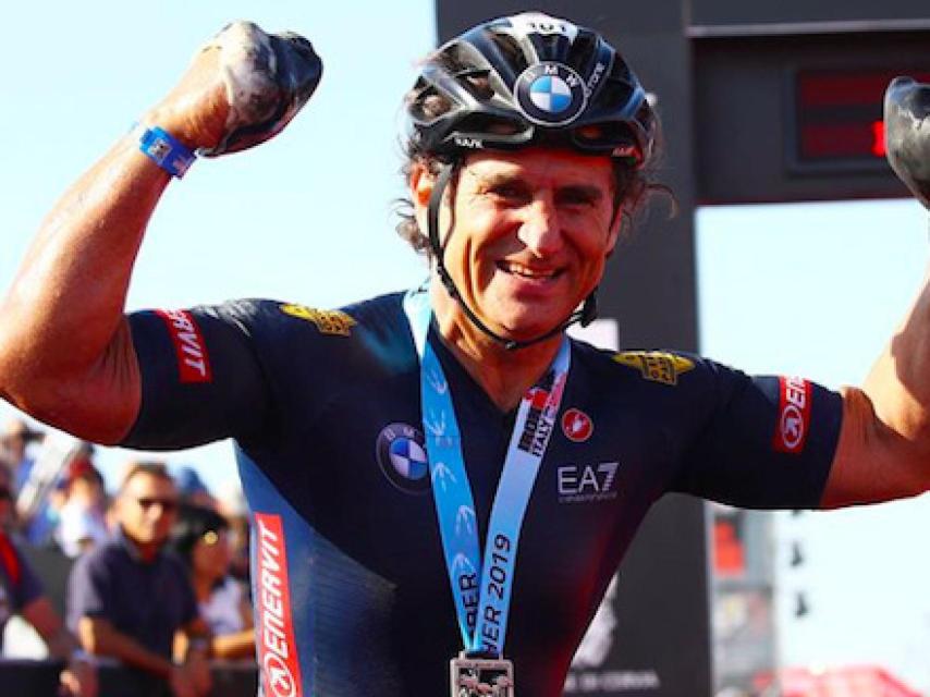 Alex Zanardi celebrando un triunfo
