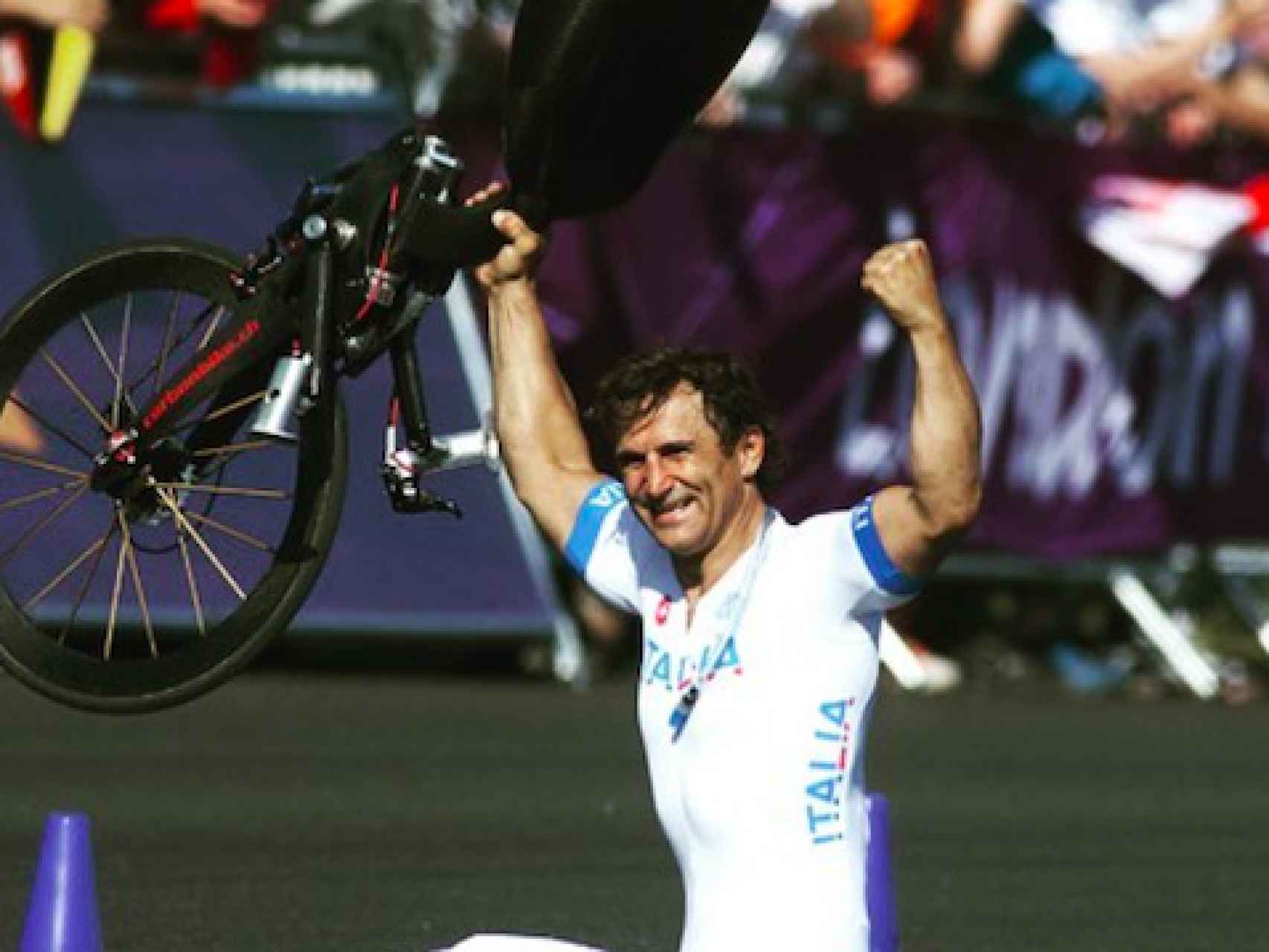 Zanardi celebra un triunfo fuera de su 'handbike'