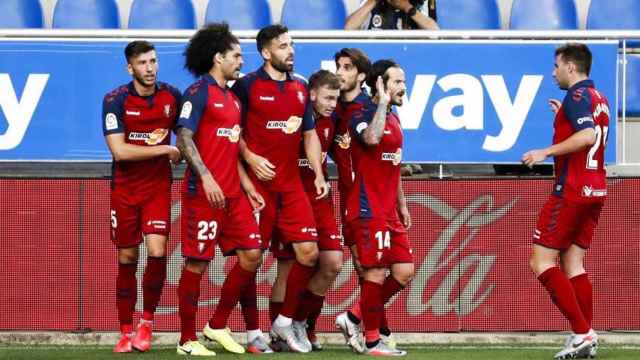Piña de los jugadores de Osasuna tras el gol de Lato al Alavés en la jornada 31 de La Liga