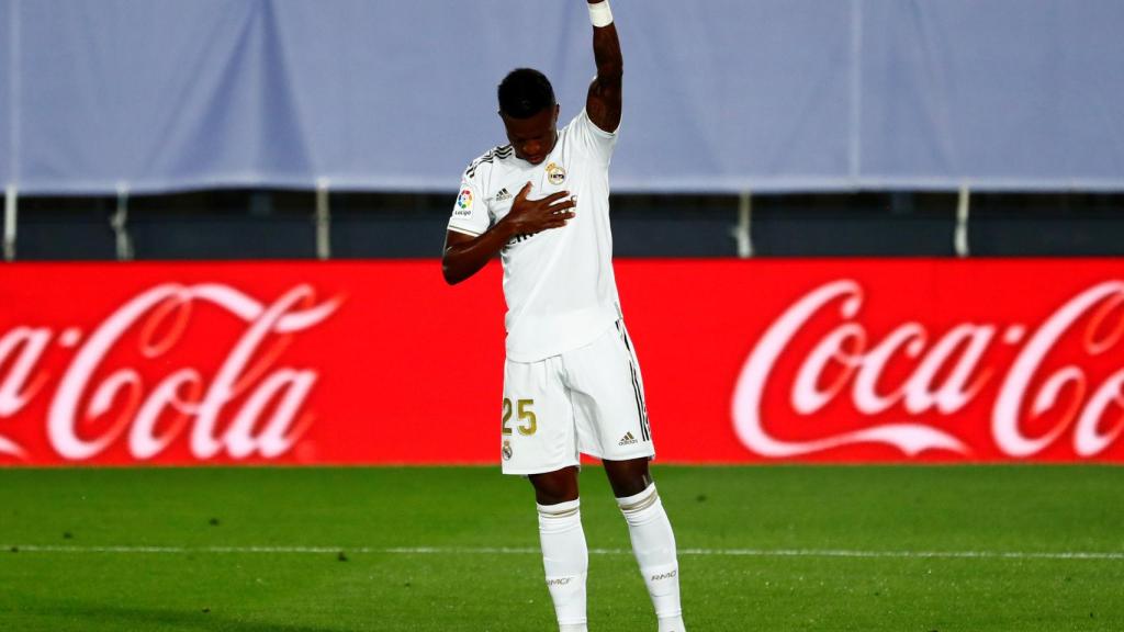 Vinicius celebra su gol al Mallorca levantando el puño a favor de la lucha contra el racismo