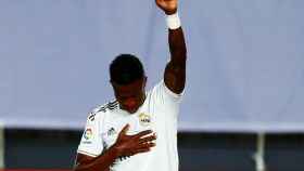 Vinicius, celebrando un gol levantando el puño a favor de la lucha contra el racismo