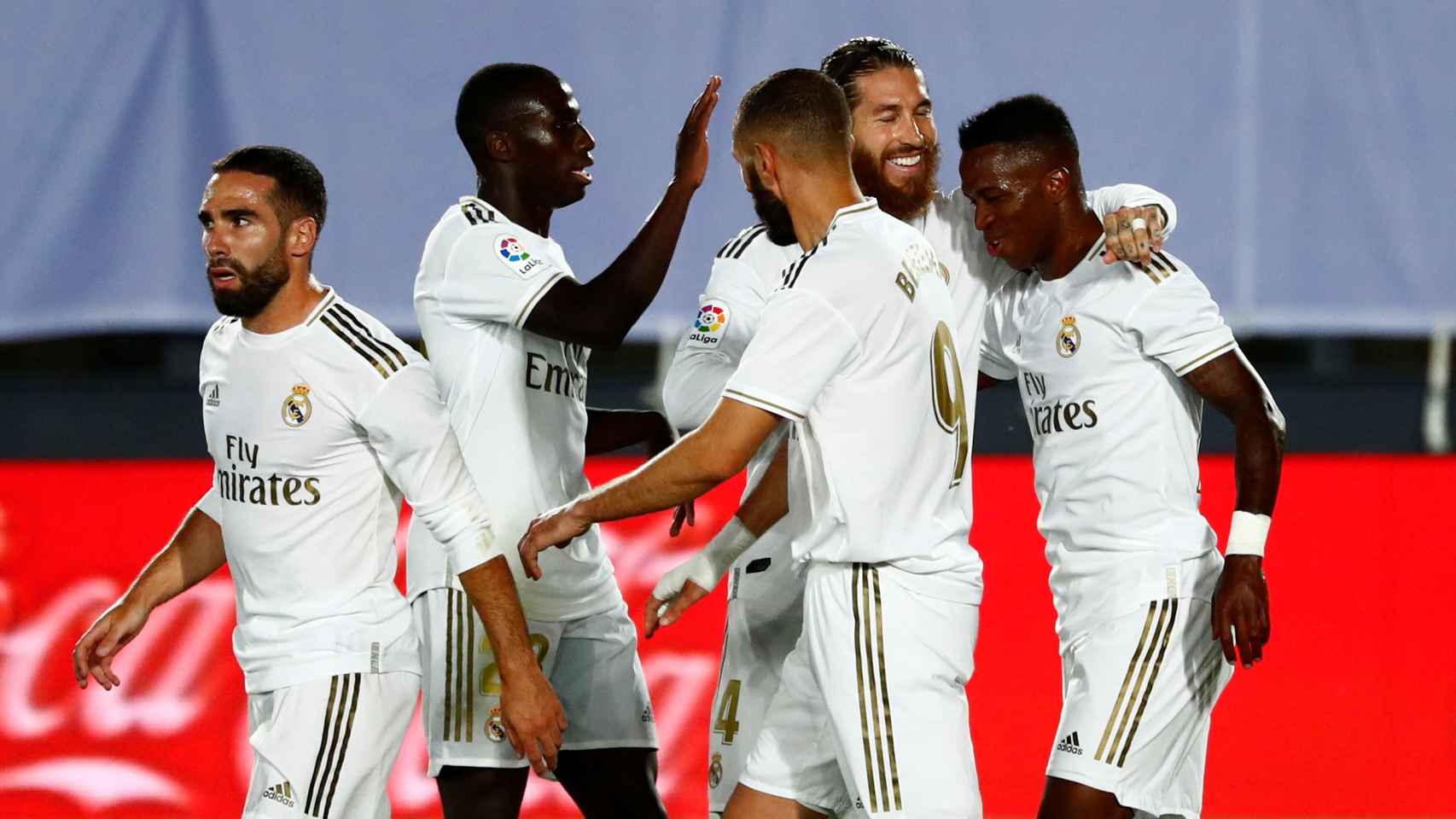 Los jugadores del Real Madrid felicitan a Vinicius por su gol al Mallorca