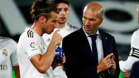 Zidane habla con Gareth Bale durante una pausa para la hidratación