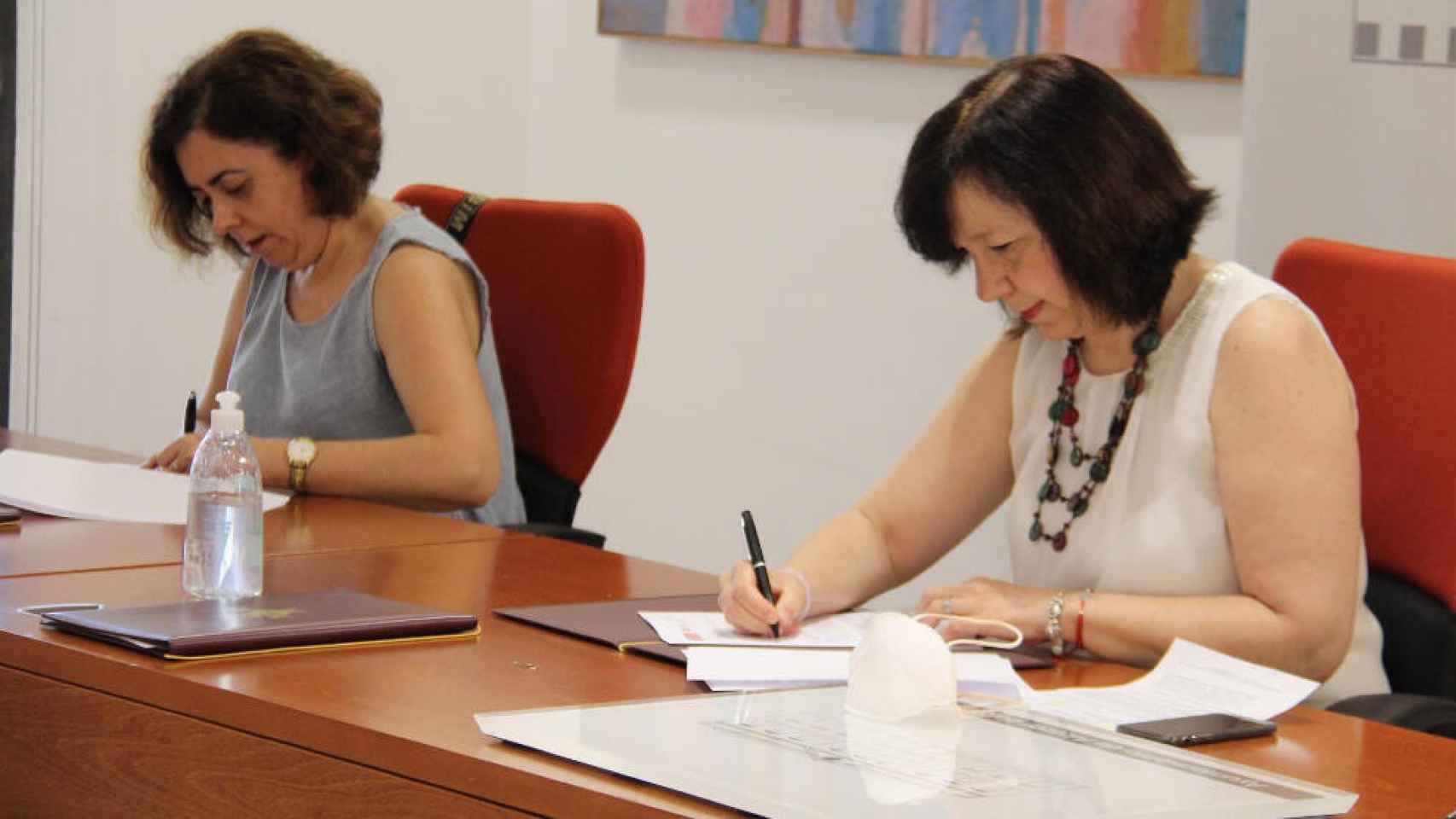 Una imagen de la firma del convenio entre el Ayuntamiento de Alcázar y Cruz Roja