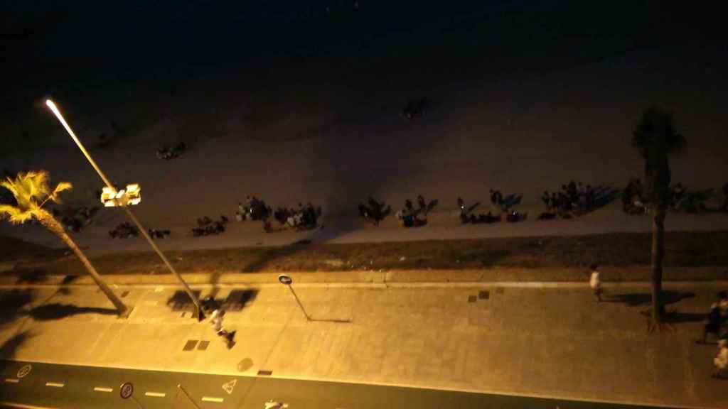 Carreras y gritos: en el desalojo de una playa de Cádiz por un macrobotellón en San Juan