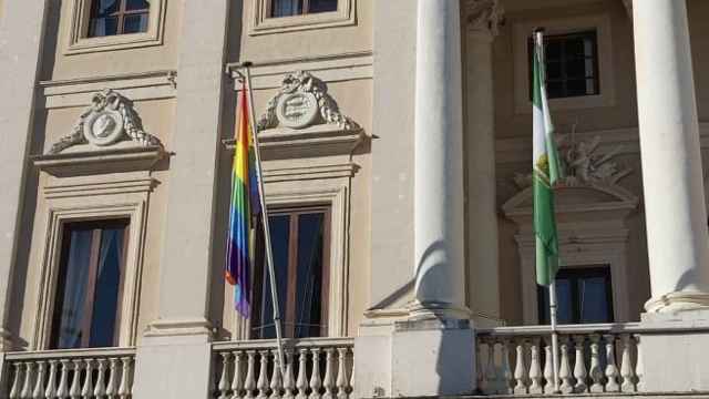 Bandera LGTBI en el Ayuntamiento de Cádiz.