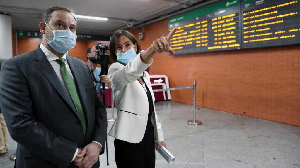 El ministro de Transportes, José Luis Ábalos, con la presidenta de Adif, Isabel Pardo de Vera