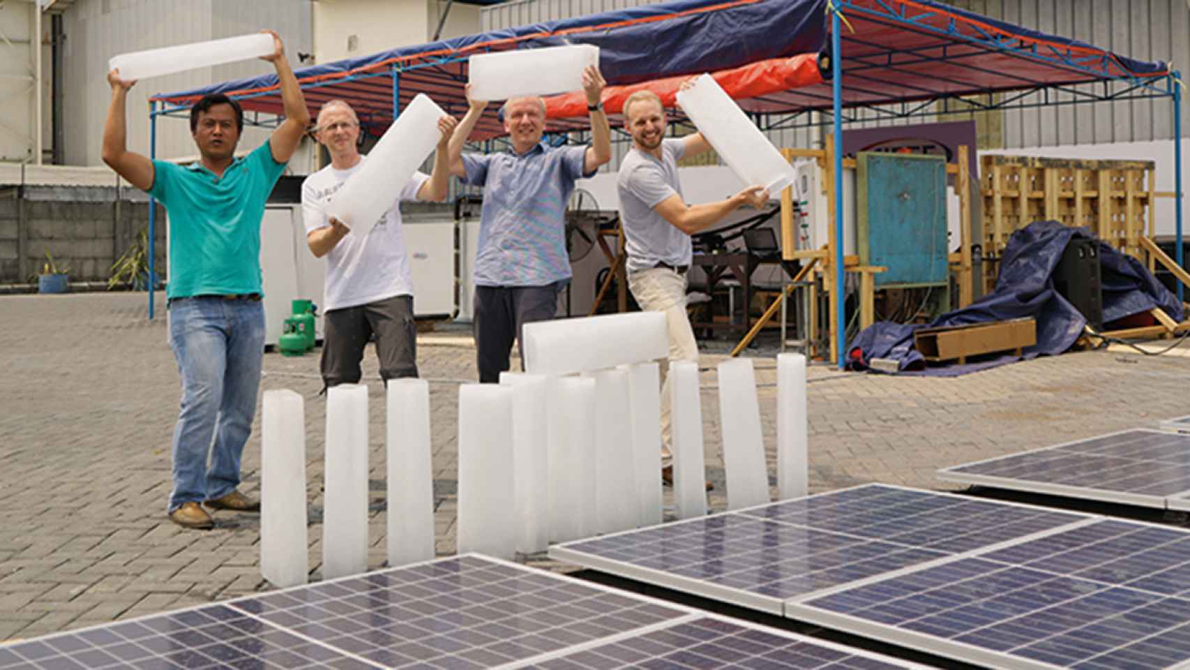 Miembros del proyecto germano-indonesio para crear bloques de hielo con energía solar.