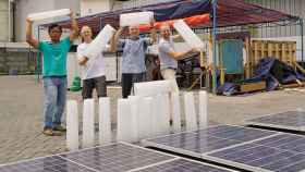 Miembros del proyecto germano-indonesio para crear bloques de hielo con energía solar.