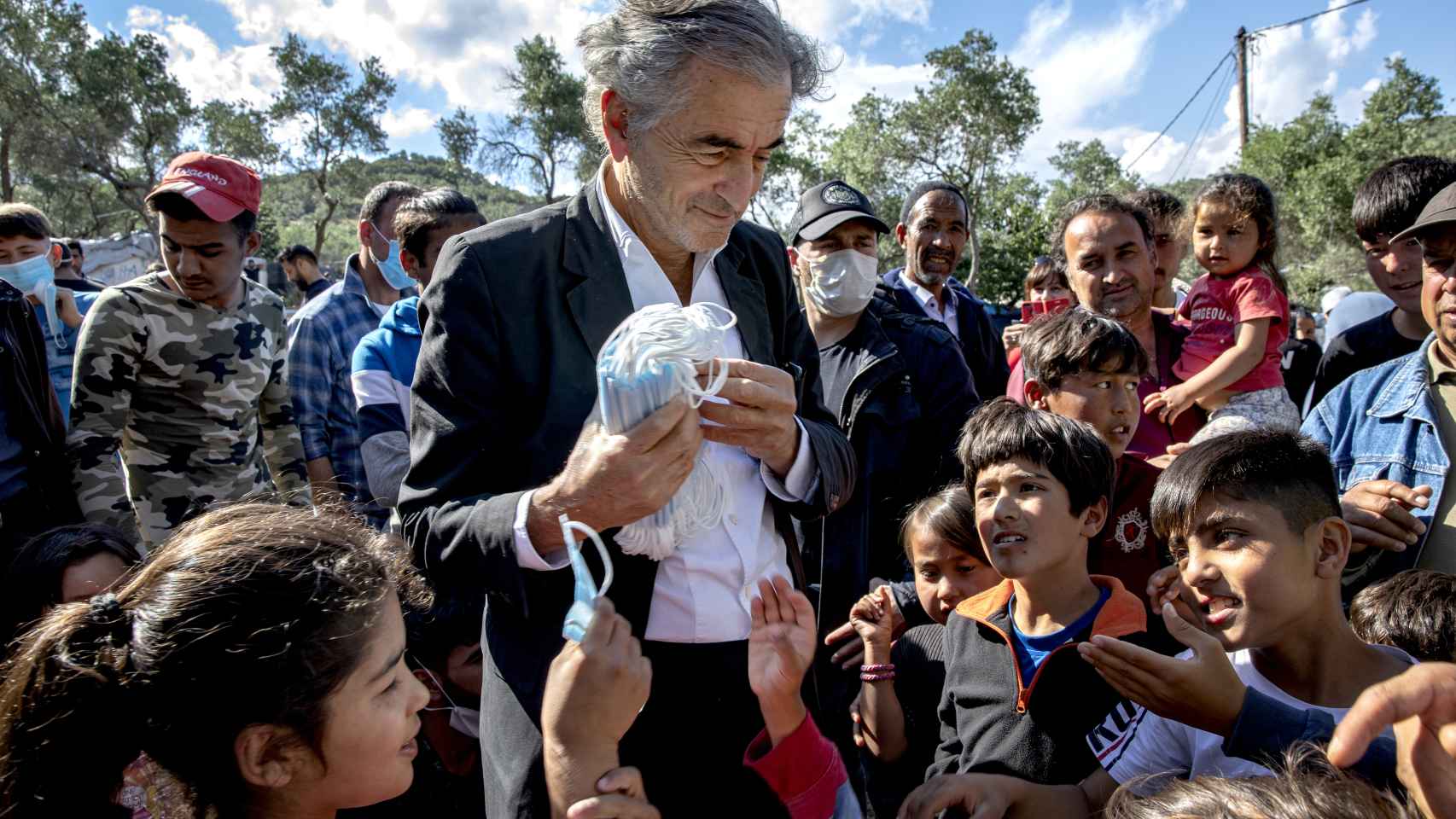 BHL reparte mascarillas entre los niños refugiados de Moira.