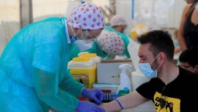 Un sanitario realiza la prueba del coronavirus