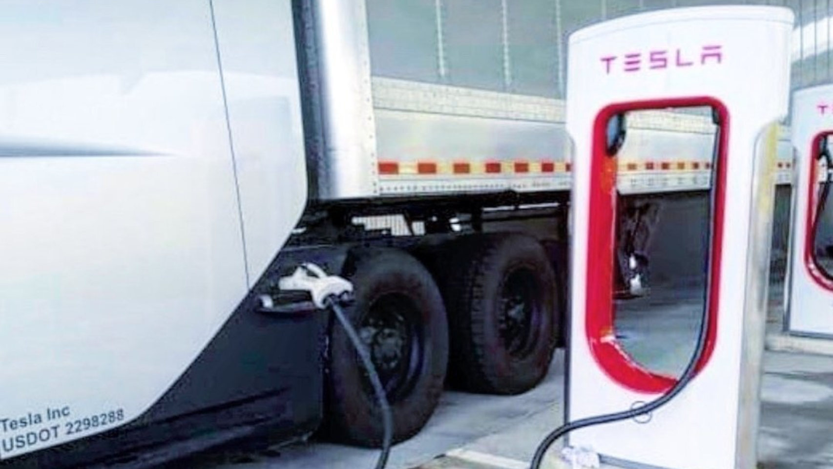 El camión eléctrico Tesla Semi conectado a un 'Megacargador'