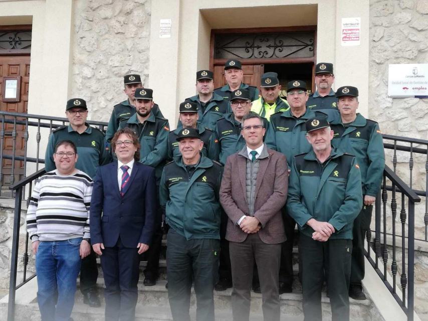 Alberto Merchante, alcalde de Albalate de Zorita, vestido con traje de chaqueta junto a los jefes de comandancia de la Guardia Civil.