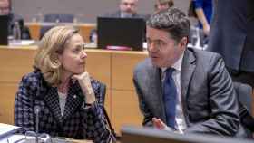 Calviño conversa con el ministro irlandés de Finanzas, Paschal Donohoe, durante un Eurogrupo