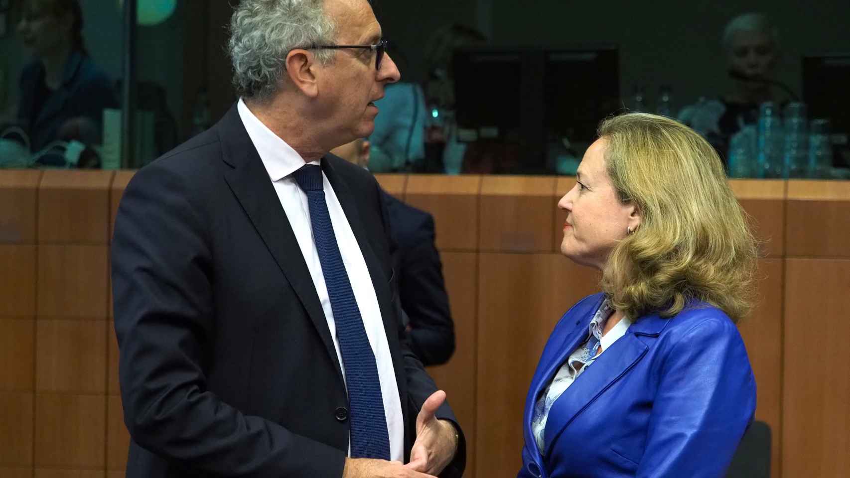Calviño conversa con el luxemburgués Gramegna durante un Eurogrupo