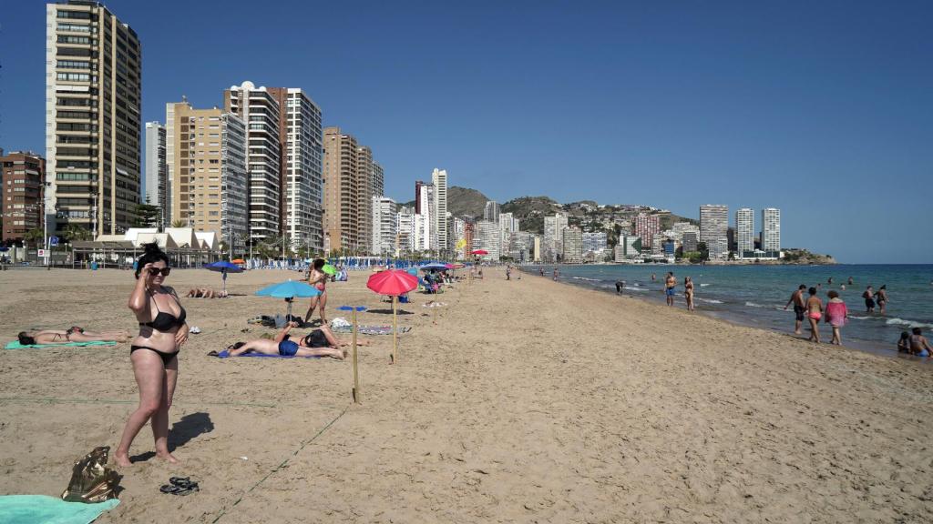 Bañistas en la playa de Levante, Benidorm.