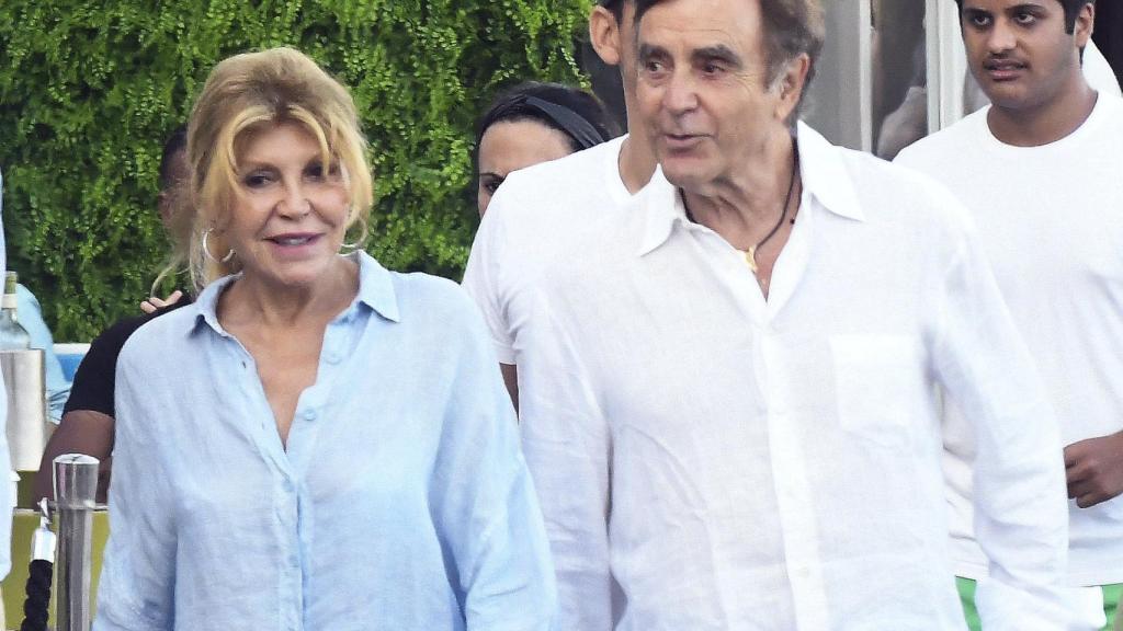 Carmen Cervera y Manolo Segura paseando por Marbella el pasado verano.