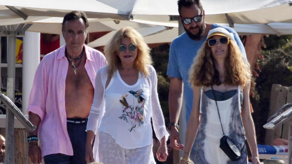 Manolo Segura junto a Carmen, Borja y Blanca Cuesta en Formentera.