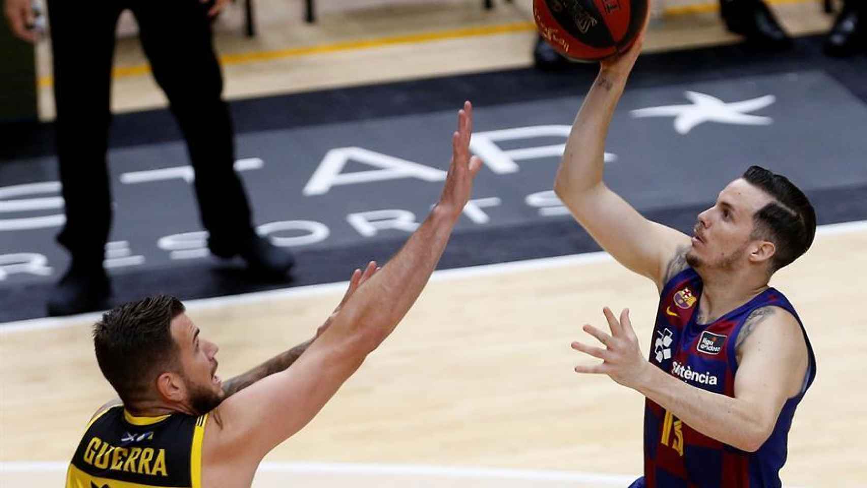Thomas Heurtel ante Fran Guerra, en el Barcelona - Iberostar Tenerife de la ACB