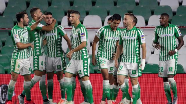 Piña de los jugadores del Betis para celebrar el gol de Bartra ante el Espanyol