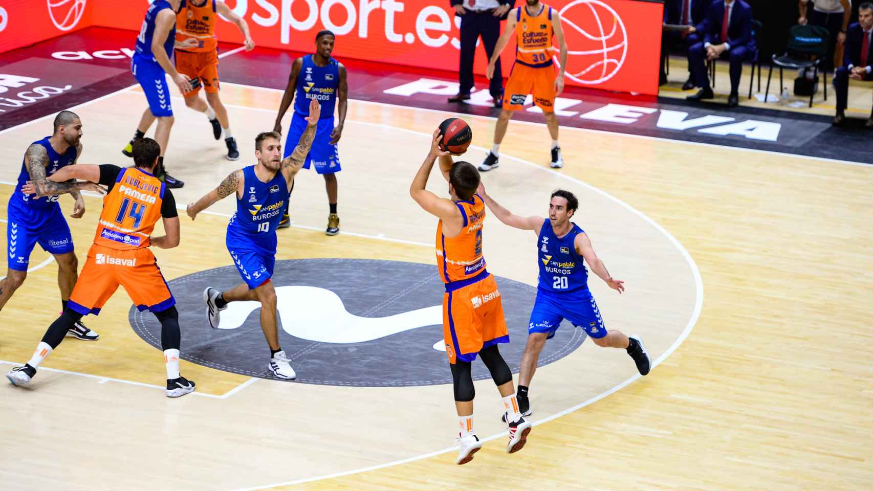 Jugada de ataque de Valencia Basket ante San Pablo Burgos