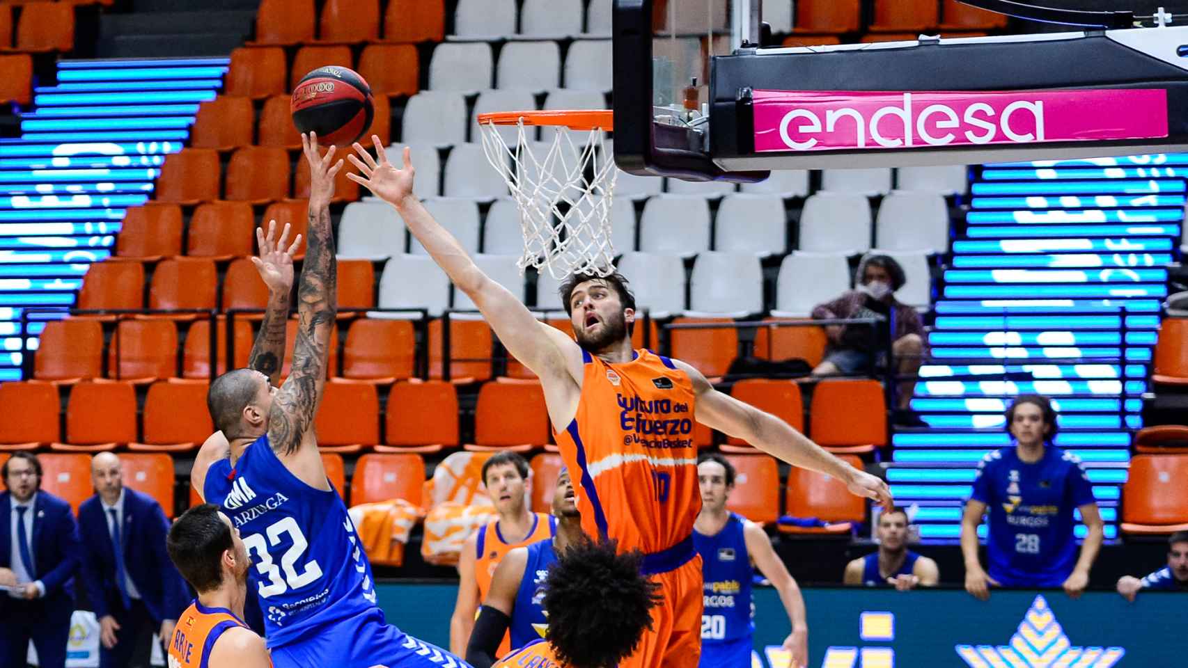 La defensa de Valencia Basket defiende una acción ante San Pablo Burgos