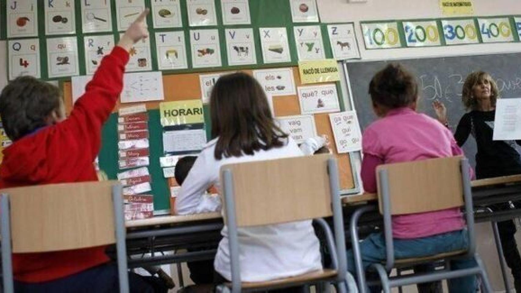 Imagen de archivo de unos niños en un colegio de Barcelona./ Efe