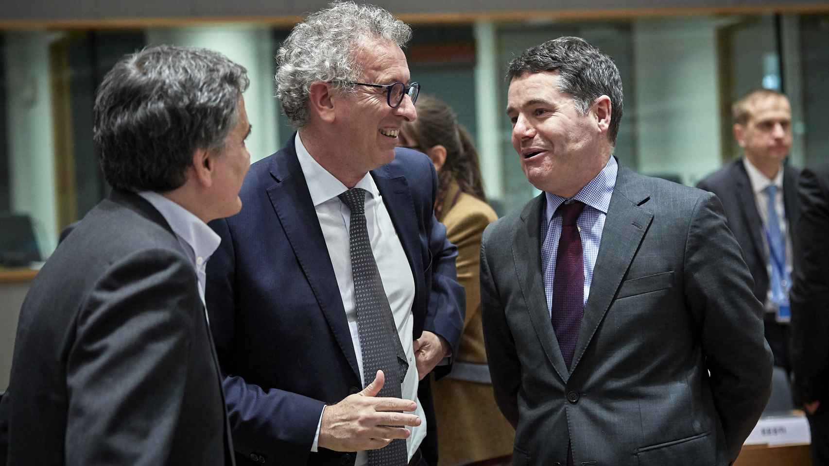 Pierre Gramegna y Paschal Donohoe conversan durante un Eurogrupo