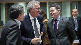 Pierre Gramegna y Paschal Donohoe conversan durante un Eurogrupo