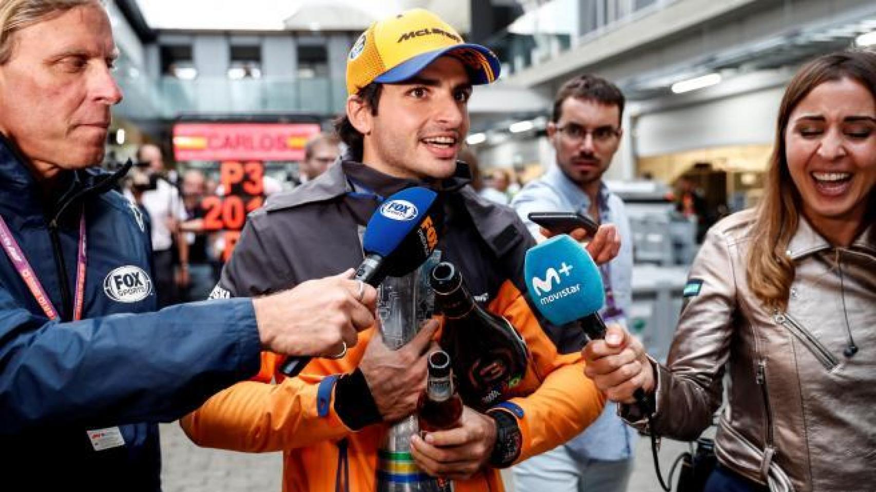 Noemi de Miguel acompaña a Carlos Sainz tras conseguir el podio en el GP de Brasil 2019